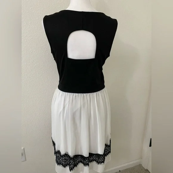 En Focus Studio Black and White Sleeveless dress with
Open Back size 6P - Picture 3 of 9